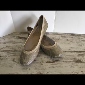 Jazzy neutral gold flats